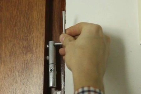 Как отрегулировать дверные петли?